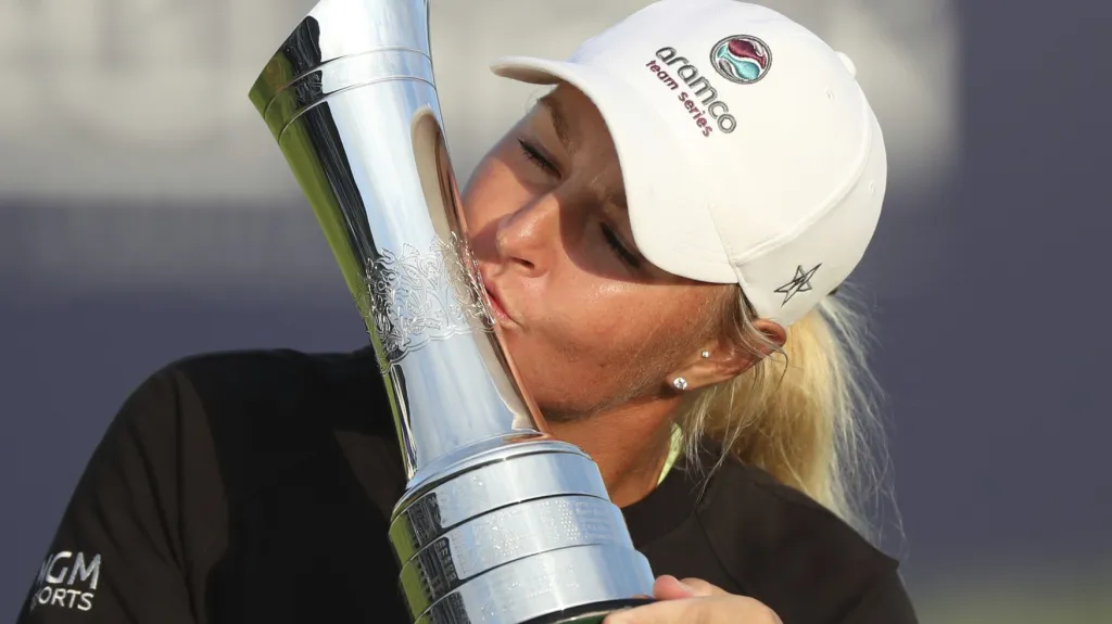 Anna Nordqvistová s trofejí pro vítězku British Open