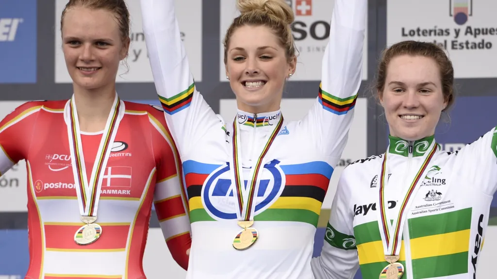 Macey Stewartová (uprostřed) zvítězila v časovce juniorek