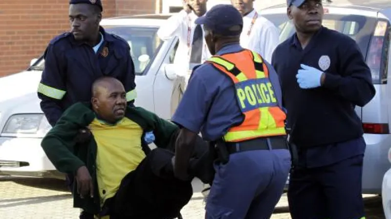 Policie odnáší fanouška z tlačenice