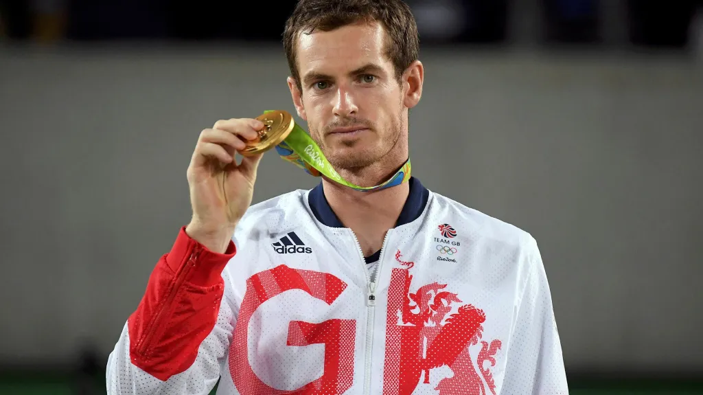 Andy Murray se zlatou olympijskou medailí na archivním snímku