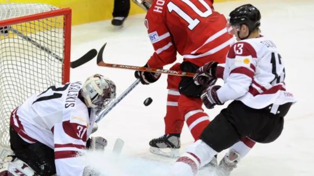 Kanaďané dorážejí na lotyšského brankáře