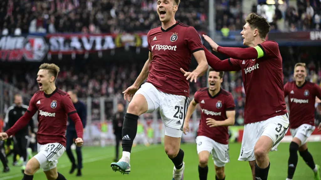 Slavící fotbalisté Sparty