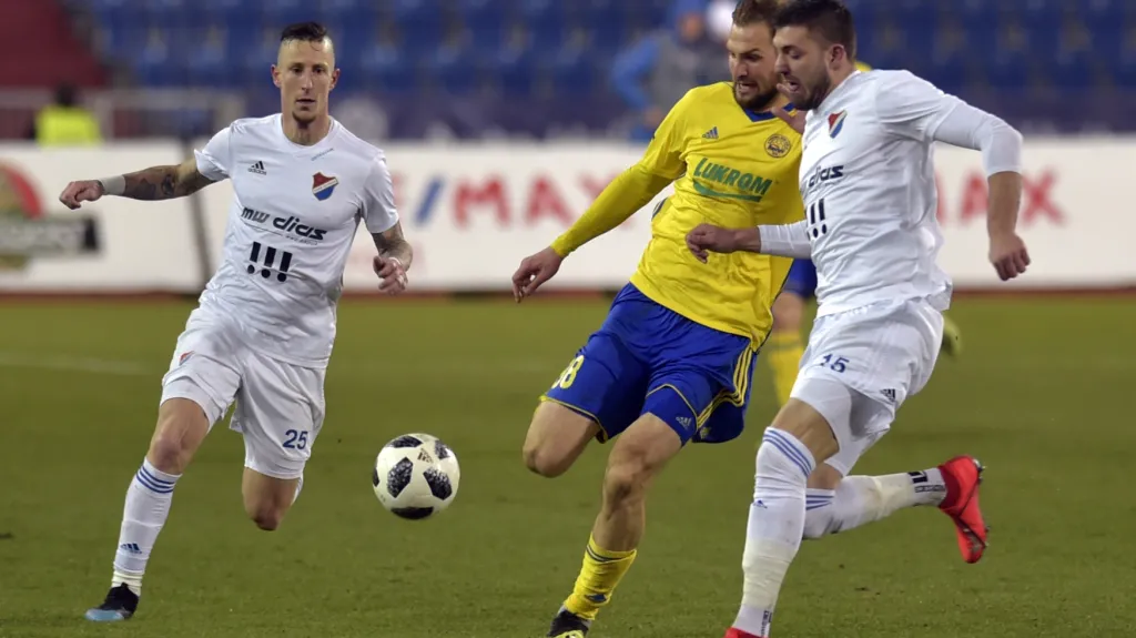 Mezi Jiřím Fleišmanem (vlevo) a Patriziem Stronatim je Tomáš Poznar