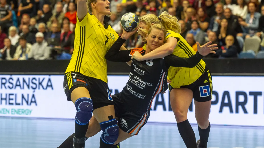 Michaela Borovská z Mostu v klinči obrany Švédek