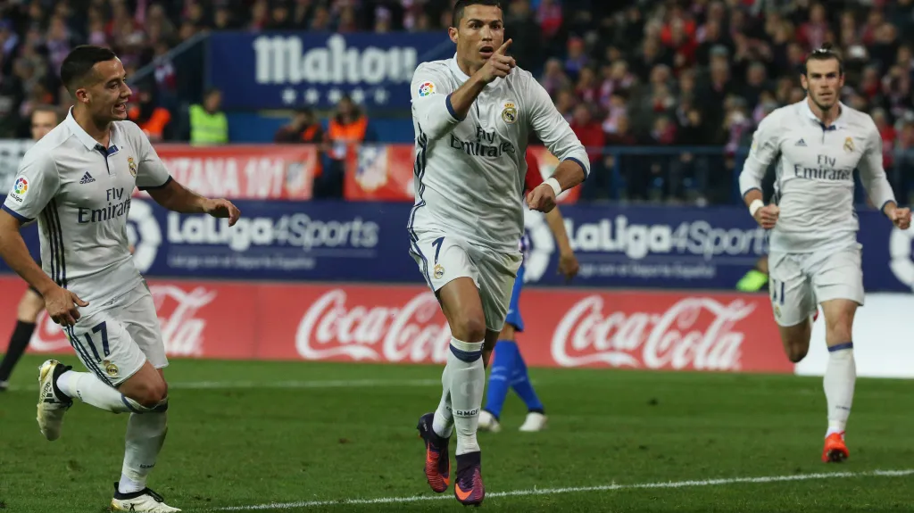 Cristiano Ronaldo (uprostřed) se raduje z gólu do sítě Atlética