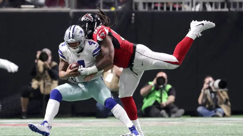Adrian Clayborn z Atlanty atakuje quarterbacka Dallasu Daka Prescotta