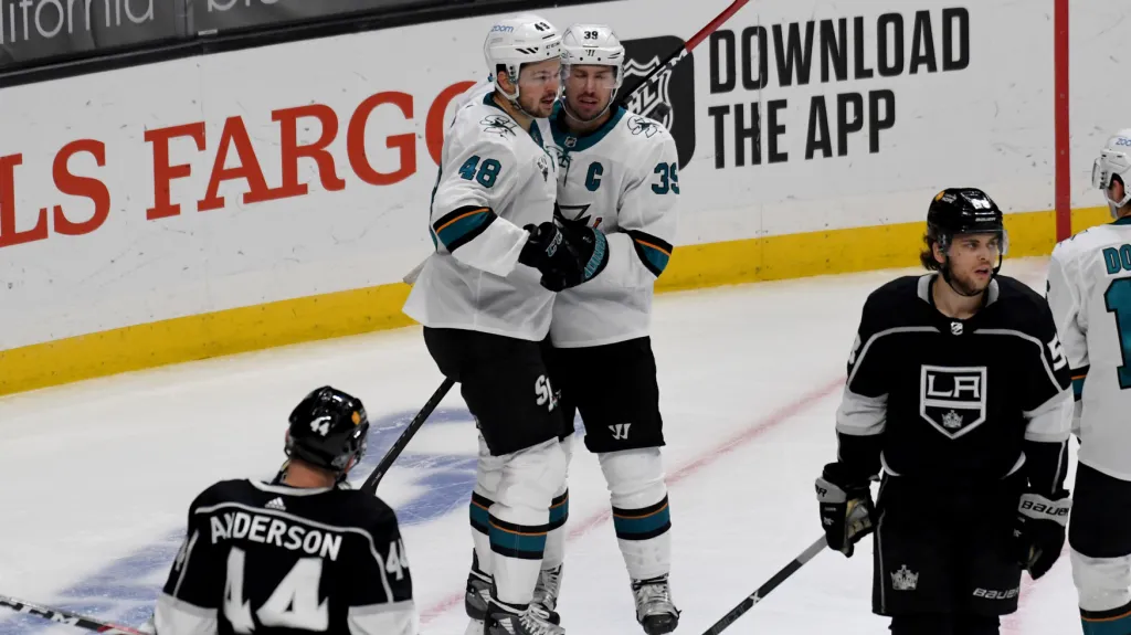 Tomas Hertl ze San Jose (vlevo) se raduje z gólu v síti Los Angeles