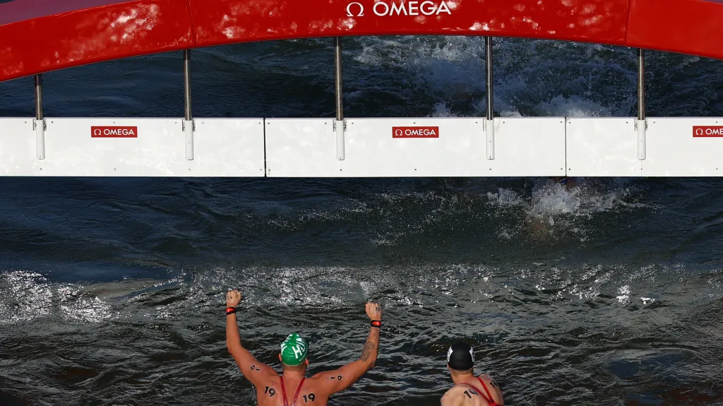 Maďar Kristóf Rasovszky (vlevo) se raduje z vítězství na Hrách v Paříži