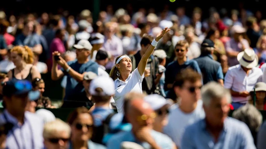 Marie Bouzková v záplavě fanoušků na Wimbledonu