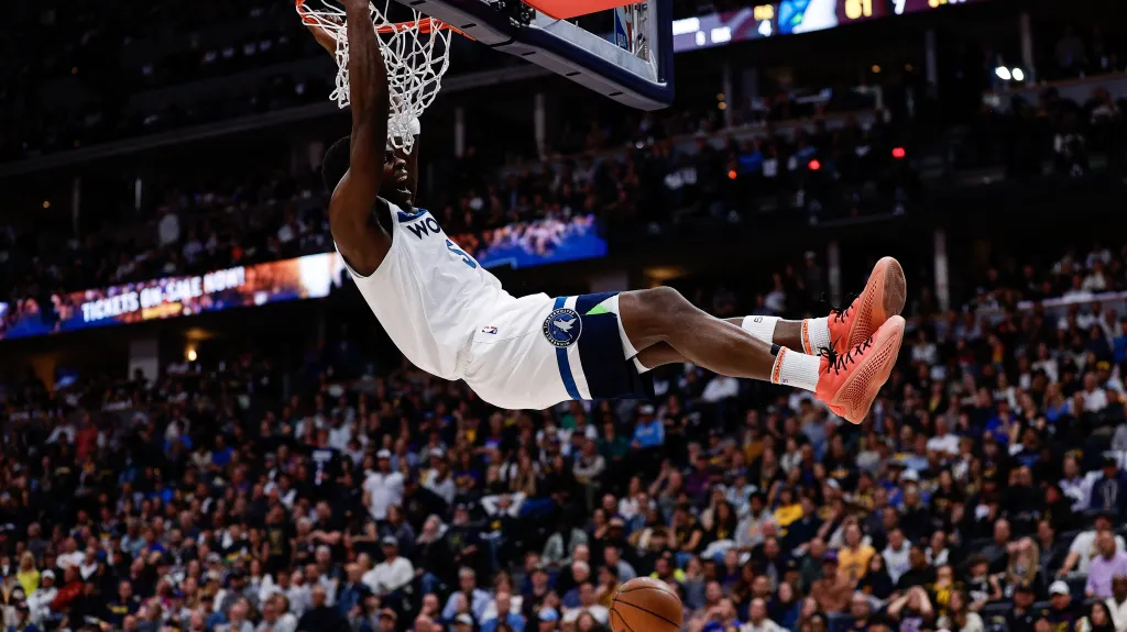 Anthony Edwards z Minnesoty smečuje do koše v utkání NBA