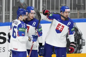 Peter Cehlárik (uprostřed) se spoluhráči z útoku