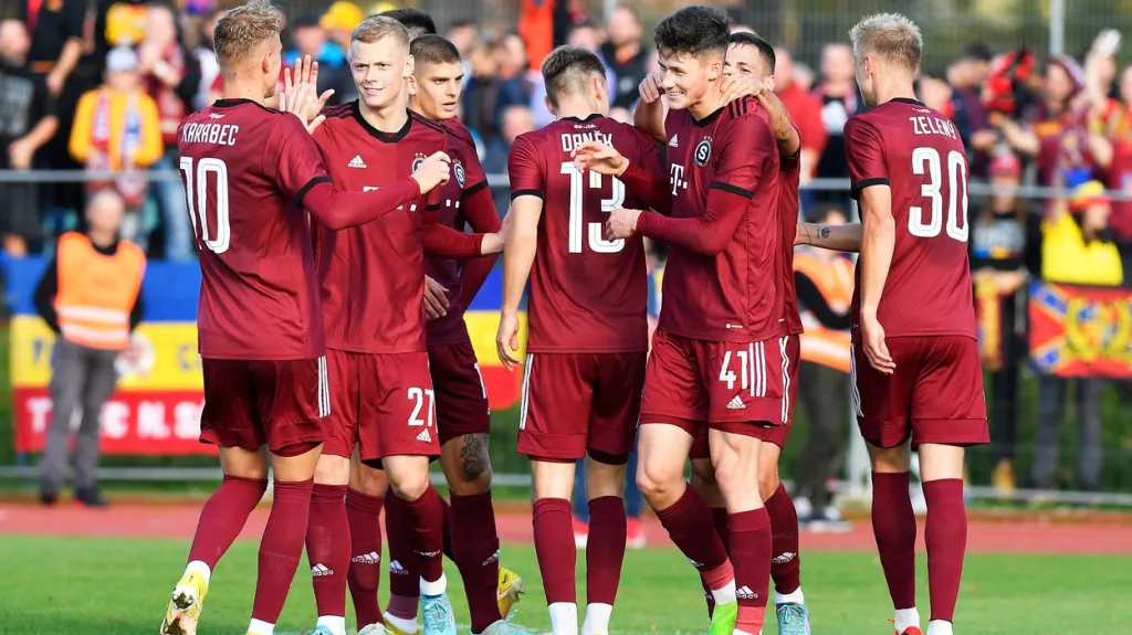 Fotbalisté Sparty se radují z gólu