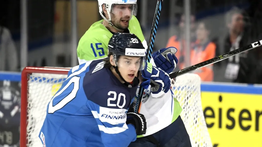 Sebastian Aho z Finska v souboji s Blažem Gregorcem ze Slovinska