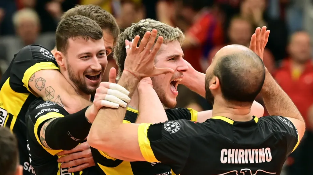 Volejbalisté Karlovarska se radují z výhry nad Maaseikem