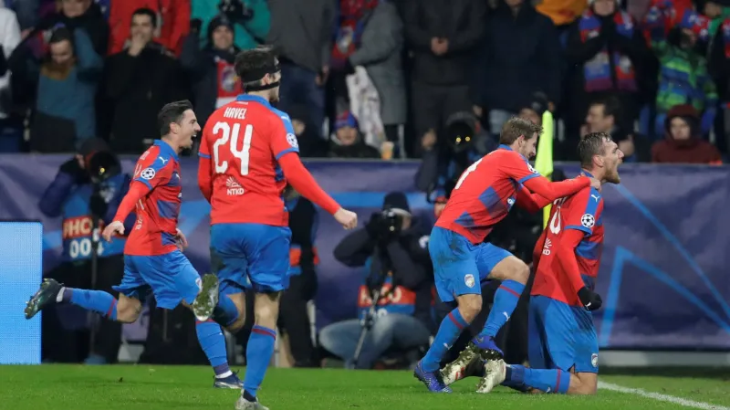 Fotbalisté Plzně se radují z gólu proti AS Řím