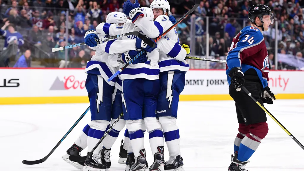 Hokejisté Tampy Bay se radují z gólu