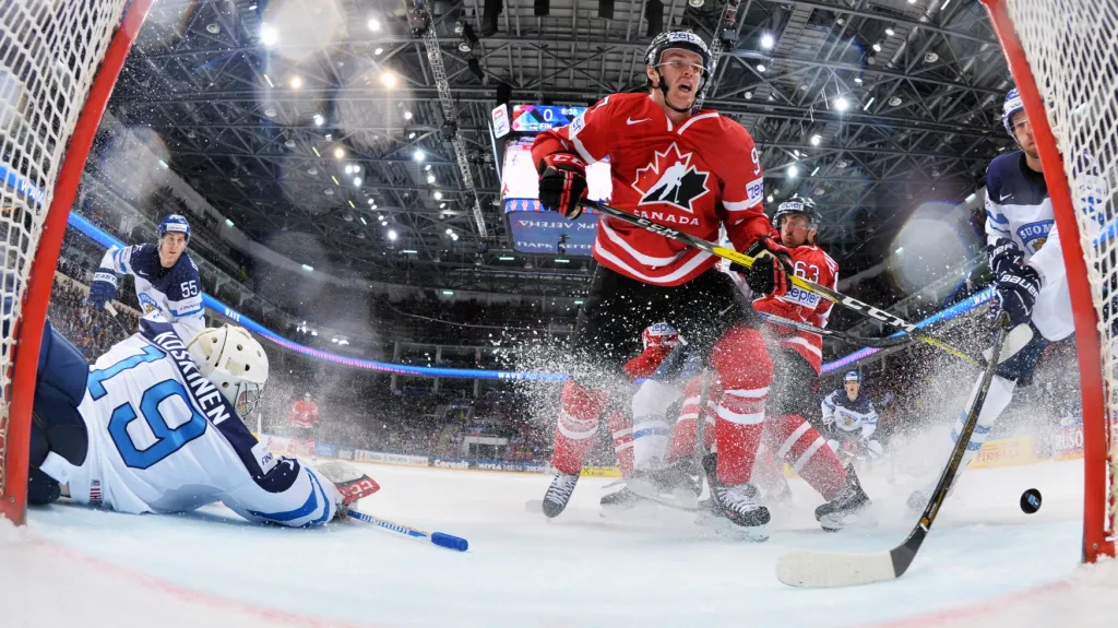 Connor McDavid v zápase s Finskem