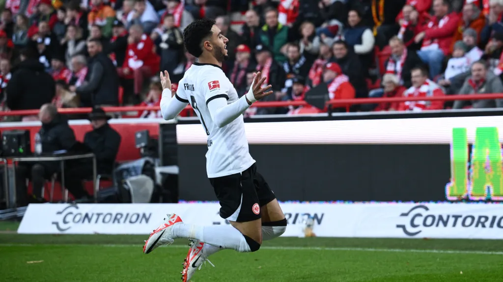 Omar Marmoush z Frankfurtu oslavuje gól v Bundeslize