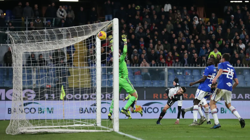 Cristiano Ronaldo dává hlavou vítězný gól Juventusu