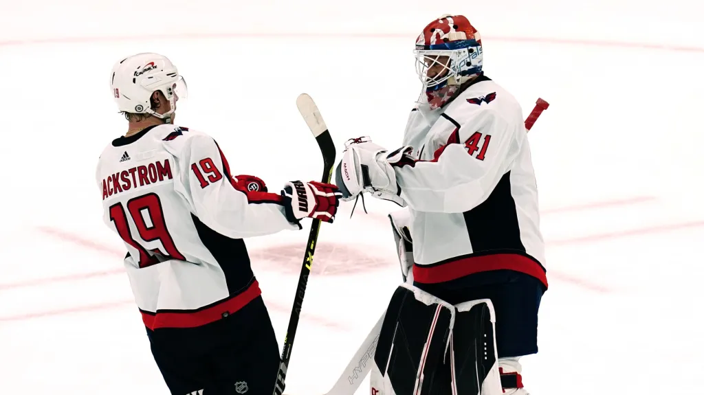 Vít Vaněček přijímá gratulace od spoluhráčů