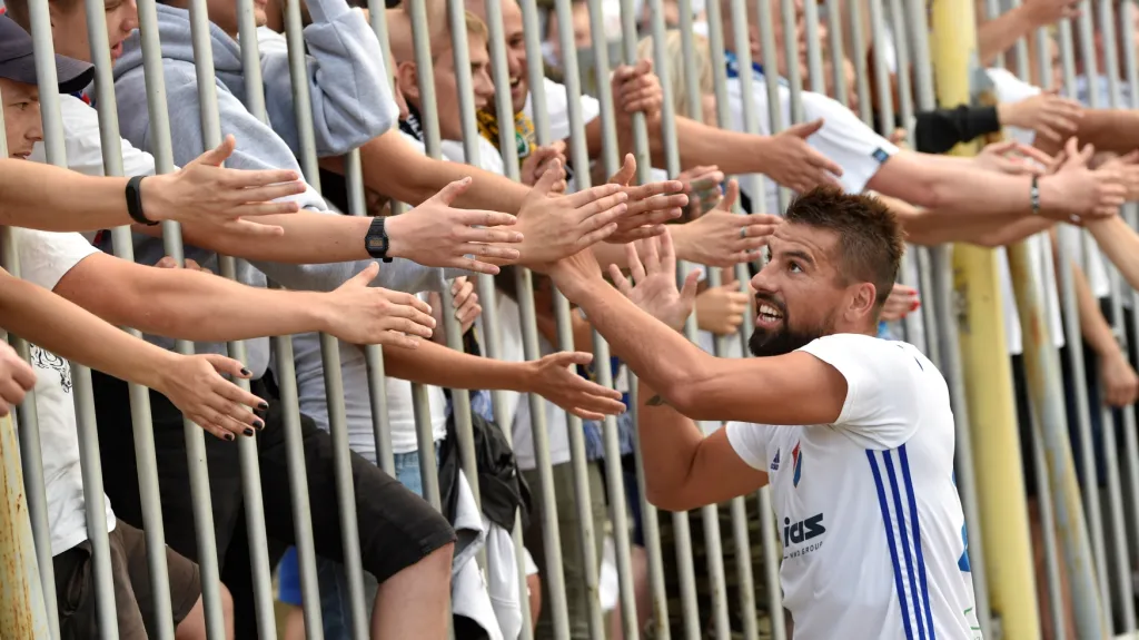 Milan Baroš děkuje fanouškům po zápase v Brně