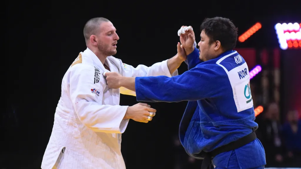 Lukáš Krpálek (vlevo) v sobouji s Kim Sung-minem