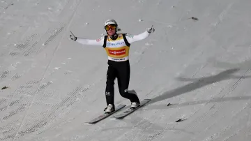 Závěr závodu skokanů na lyžích v Sapporu s veleskokem Prevce