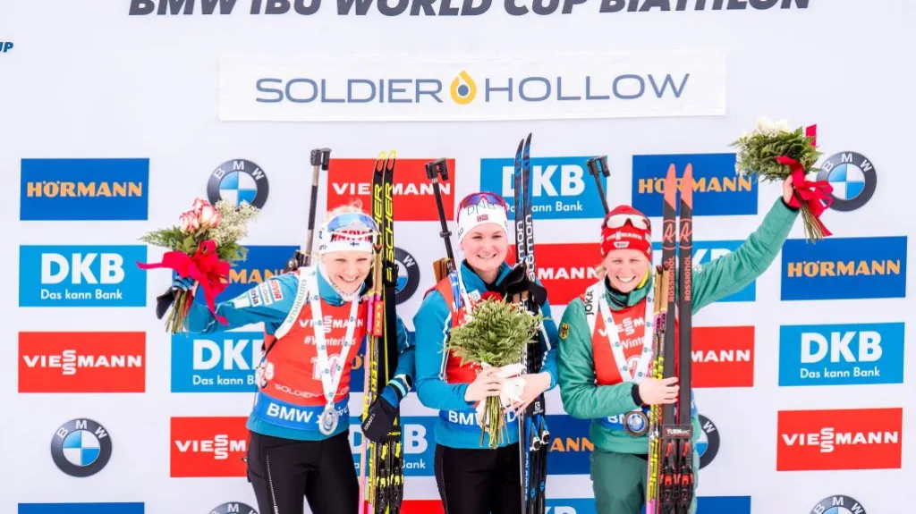 Zleva Kaisa Mäkäräinenová, Marte Olsbuová Röiselandová a Franziska Hildebrandová na stupních vítězů