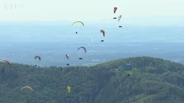 Nebe nad Beskydami patřilo paraglidistům