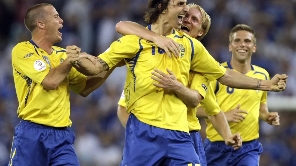 Zlatan Ibrahimovič v objetí spoluhráčů 