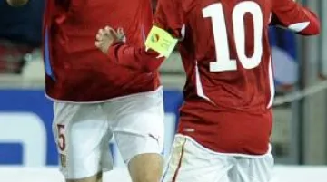 Roman Hubník a Tomáš Rosický se radují z gólu