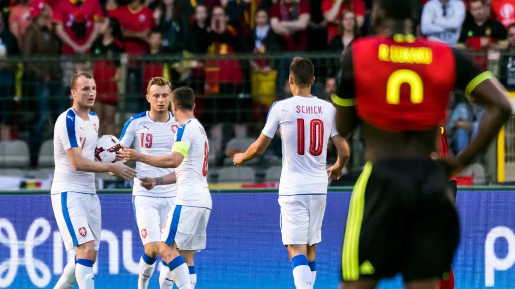 Michael Krmenčík (vlevo) v utkání s Belgií