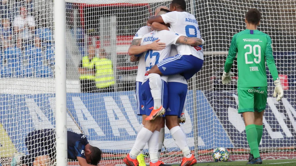 Fotbalisté Baníku Ostrava (uprostřed) se radují z gólu v síti Slovácka