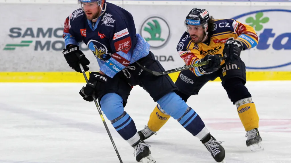 Kladenský bek Brady Austin ujíždí Valentinu Claireuxovi ze Zlína