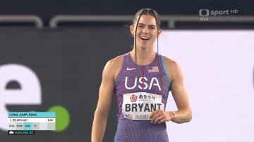 Vítězný pokus Claire Bryantové ve skoku do dálky a ohlas