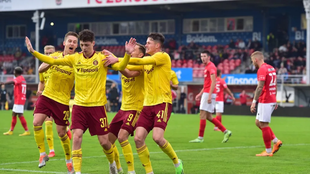 Sparťané v čele s Ladislavem Krejčím ml. oslavují gól v Brně