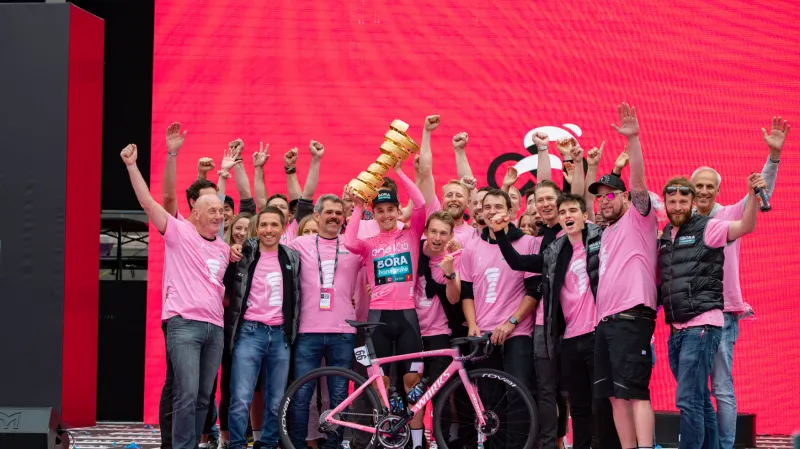 Tým Bora-hansgrohe na letošním Giro d'Italia