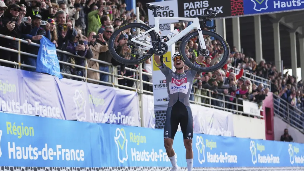 Mathieu van der Poel slaví vítězství