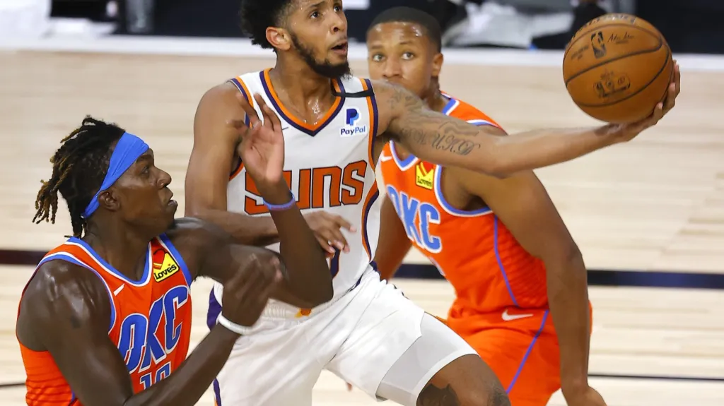 Cameron Payne z Phoenixu (uprostřed) v utkání s Oklahomou