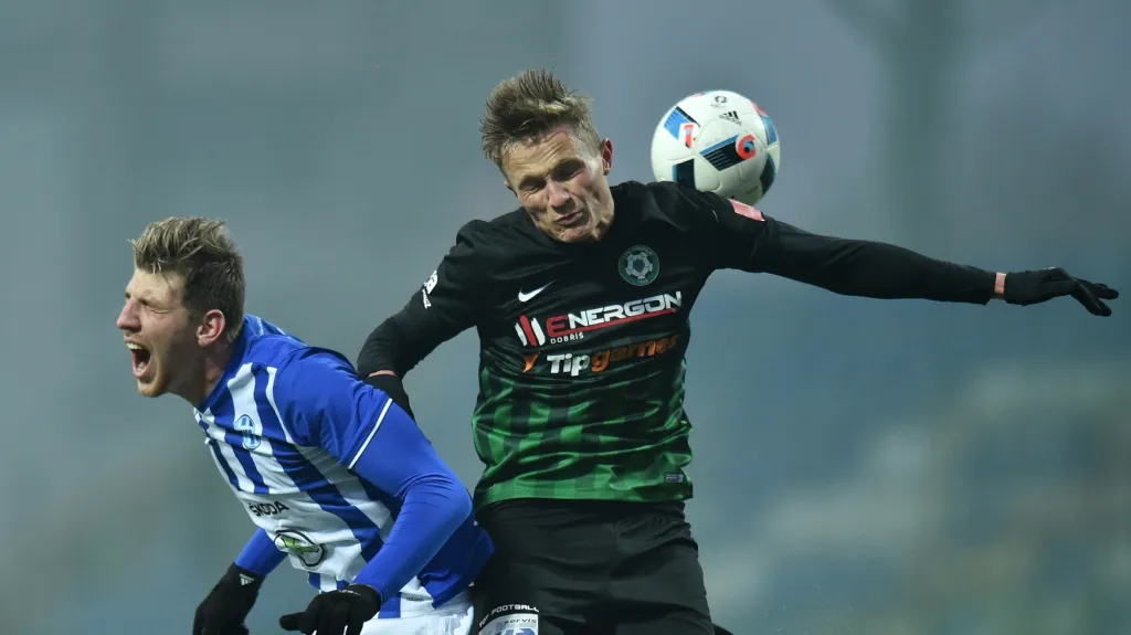 Ladislav Takács z Boleslavi (vlevo) v souboji s příbramským Petrem Trappem