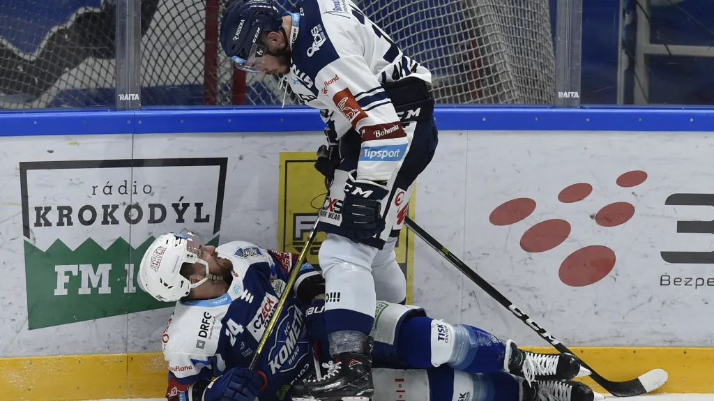 Brněnský Michal Gulaši na ledě po střetu s Dominikem Lakatošem z Vítkovic