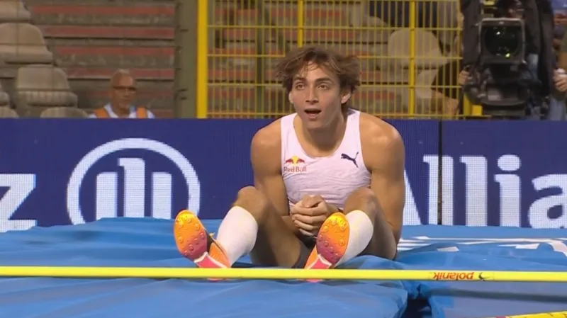 Překvapivá porážka Duplantise a triumf Obieny