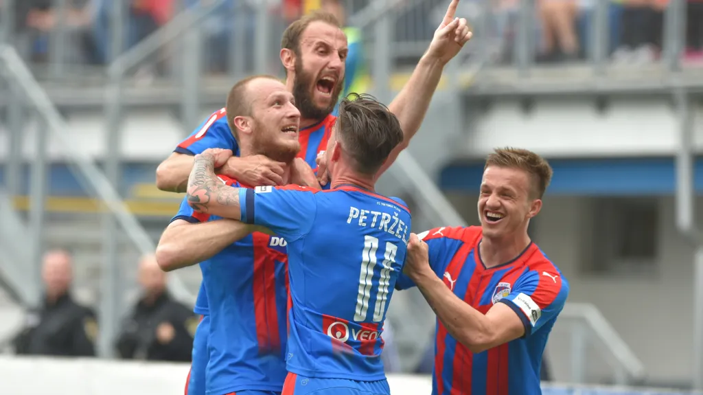 Slavící plzeňští fotbalisté