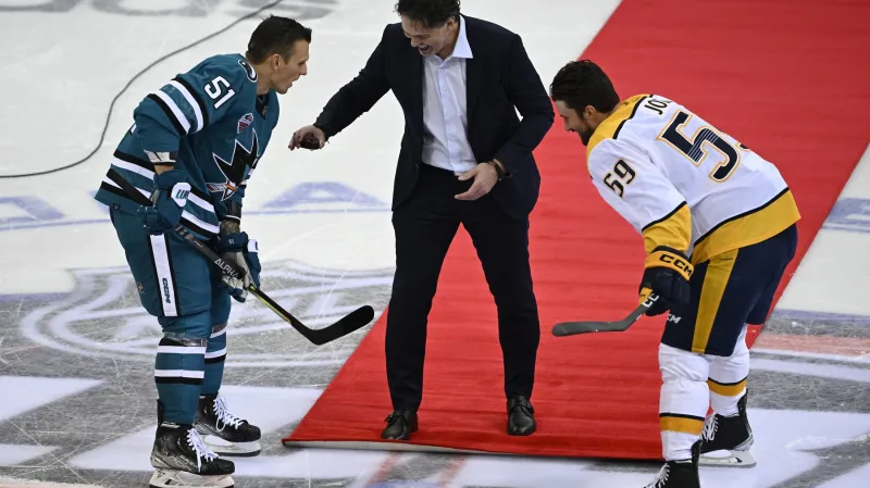 Jaromír Jágr vhazuje slavnostní buly před utkáním San Jose – Nashville v Praze