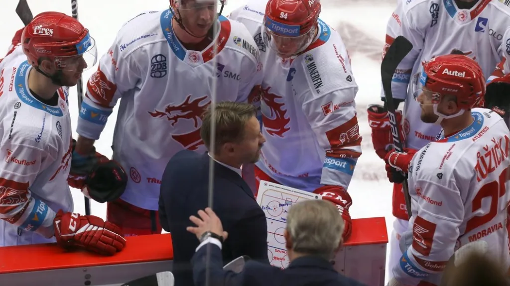 Třinečtí hokejisté s trenérem Vladimírem Országhem