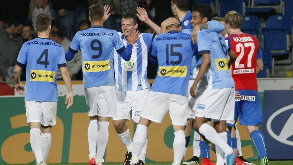 Fotbalisté Mladé Boleslavi slaví gól v síti Plzně