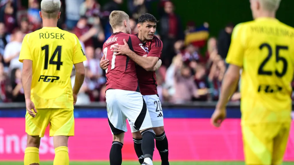 Qazim Laci slaví gól v zápase s Olomoucí