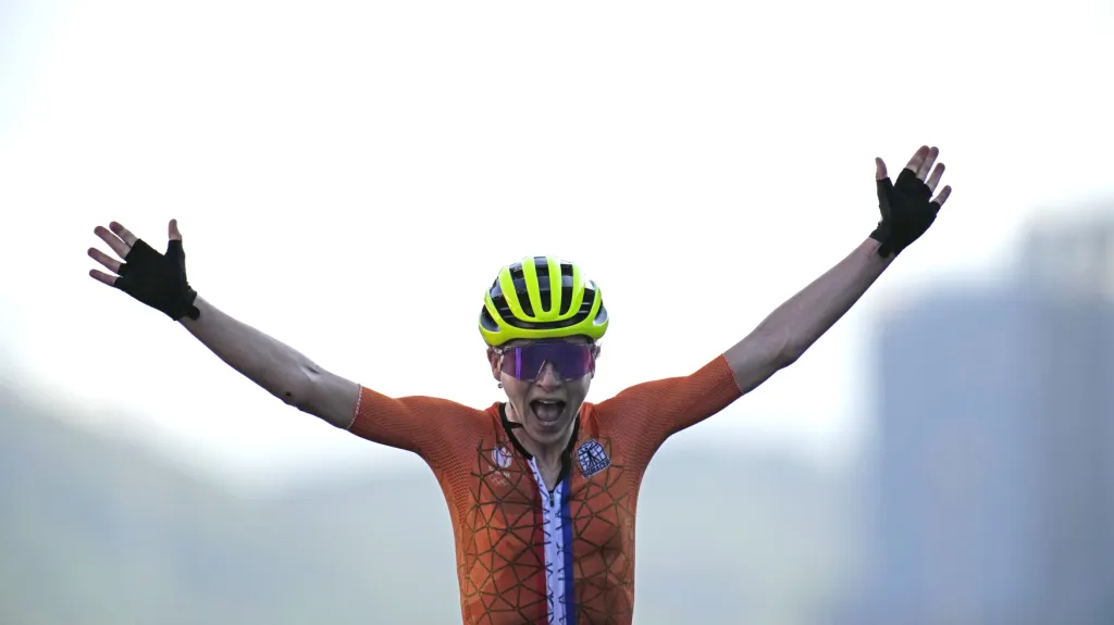 Annemiek van Vleutenová a její oslava v cíli