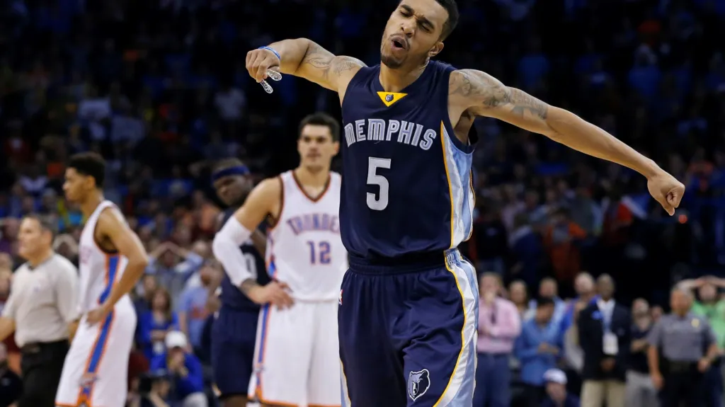 Slavící Courtney Lee za Memphis