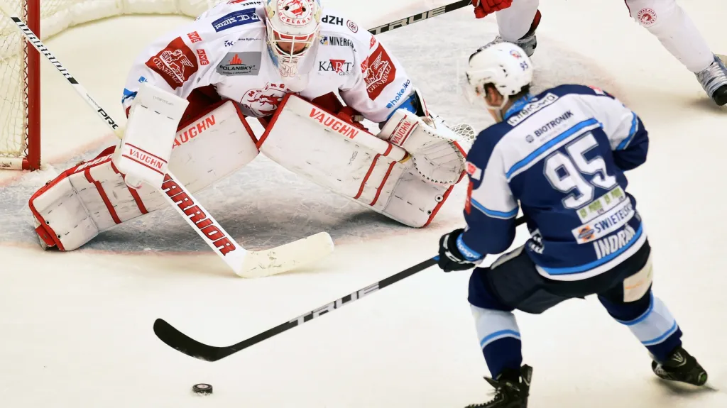 Třinecký brankář Šimon Hrubec v zápase proti Plzni